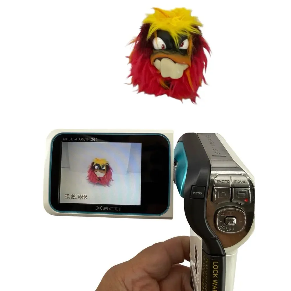 Sanyo Xacti VPC-E1 Waterproof Digital Camcorder Camera New Battery Charger WORKS